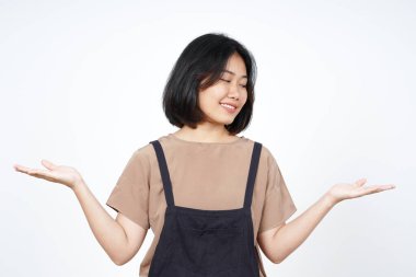 Açık Avuç 'ta Beyaz Üzerine İzole Güzel Asyalı Kadın' ın İki Ürününü Göstermek ve Sunmak