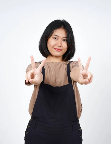 백지에서 고립된 아름다운 아시아 여자의 평화의 표징을 나타냄 — 스톡 사진