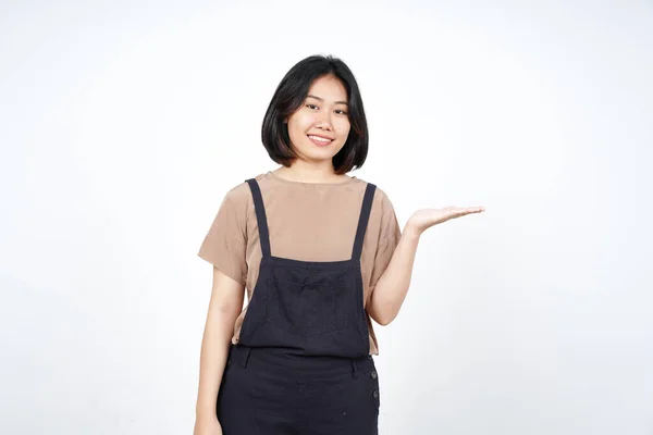 Zobrazení Prezentace Produktu Otevřené Dlani Krásné Asijské Ženy Izolované Bílém — Stock fotografie