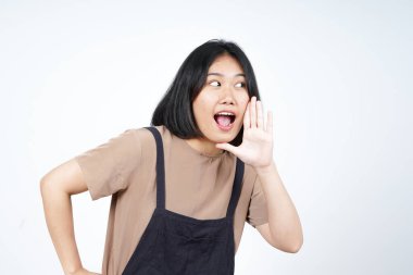 Beyaz arka planda tecrit edilmiş güzel bir Asyalı kadının elleri üzerinde duyuru.