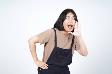 Beyaz arka planda tecrit edilmiş güzel bir Asyalı kadının elleri üzerinde duyuru.