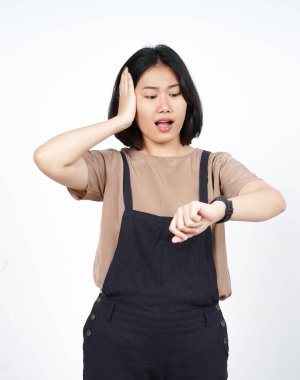 Saate bakarak ve geç kalarak Güzel Asyalı Kadın Beyazların Arkasında İzole Edilmiş