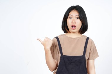 Sunan ve Gösteren Yan Ürünler Beyazın Üzerinde İzole Edilmiş Güzel Asyalı Kadın Başparmağını Kullanıyor