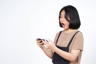 Beyaz Arkaplanda İzole Edilmiş Güzel Asyalı Kadın 'ın akıllı telefonuyla Mobil Oyun oynamak