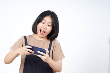 Beyaz Arkaplanda İzole Edilmiş Güzel Asyalı Kadın 'ın akıllı telefonuyla Mobil Oyun oynamak