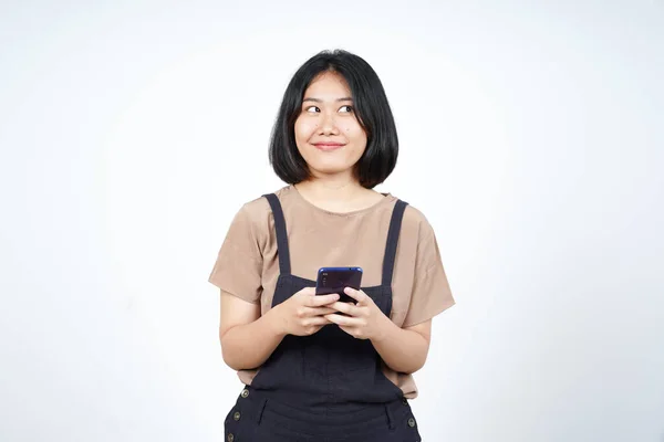 Segurando Usando Smartphone Sorriso Bela Mulher Asiática Isolada Fundo Branco — Fotografia de Stock