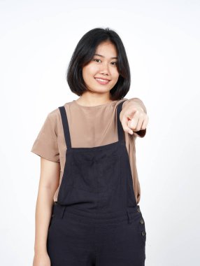 Kameraya gülümse ve işaret et. Beyaz arka planda tecrit edilmiş güzel bir Asyalı kadının jestini yapmanı istiyorum.