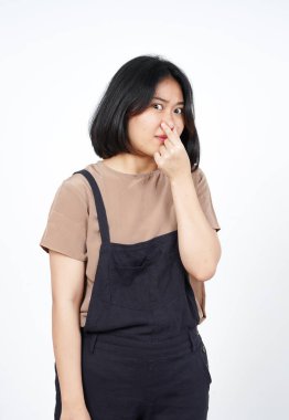 Beyaz arka planda yalnız bırakılmış pis kokulu ve iğrenç bir Asyalı kadın kokusu alıyorum.