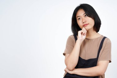Beyaz arka planda tecrit edilmiş güzel Asyalı kadının düşünceli ve ilginç jestleri