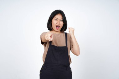 Kamerayı işaret etmek ve beyaz arka planda yalnız bırakılmış güzel Asyalı kadının kızgın jestleri.