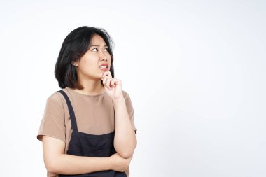 Beyaz arka planda tecrit edilmiş güzel Asyalı kadının düşünceli ve ilginç jestleri