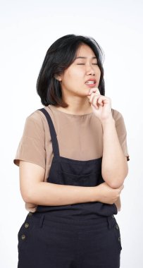 Beyaz arka planda tecrit edilmiş güzel Asyalı kadının düşünceli ve ilginç jestleri