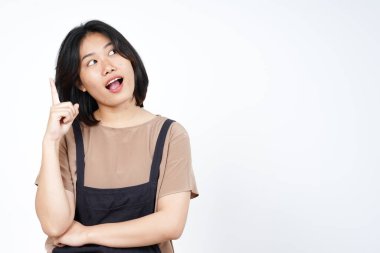 Beyaz arka planda tecrit edilmiş güzel Asyalı kadının düşünceli ve ilginç jestleri