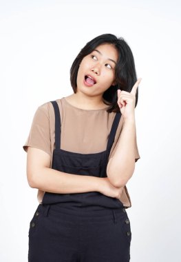 Beyaz arka planda tecrit edilmiş güzel Asyalı kadının düşünceli ve ilginç jestleri