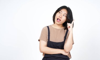 Beyaz arka planda tecrit edilmiş güzel Asyalı kadının düşünceli ve ilginç jestleri