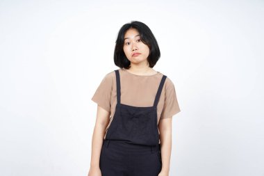 Beyaz arka planda tecrit edilmiş güzel Asyalı kadının üzgün yüz ifadesi