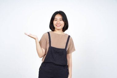 Beyaz arka planda tecrit edilmiş güzel Asyalı Kadın Açık Avuç 'ta Ürünleri Gösterme ve Sunma