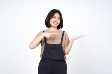 Beyaz arka planda tecrit edilmiş güzel Asyalı Kadın Açık Avuç 'ta Ürünleri Gösterme ve Sunma