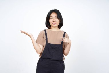 Beyaz arka planda tecrit edilmiş güzel Asyalı Kadın Açık Avuç 'ta Ürünleri Gösterme ve Sunma