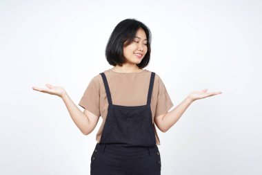 Açık Avuç 'ta Beyaz Üzerine İzole Güzel Asyalı Kadın' ın İki Ürününü Göstermek ve Sunmak