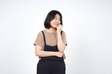 Beyaz arka planda izole edilmiş Asyalı güzel bir kadının ağzında ellerle gergin.