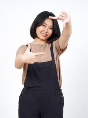 Beyaz arka planda tecrit edilmiş Asyalı Güzel Kadın Elleriyle Çerçeve Yap