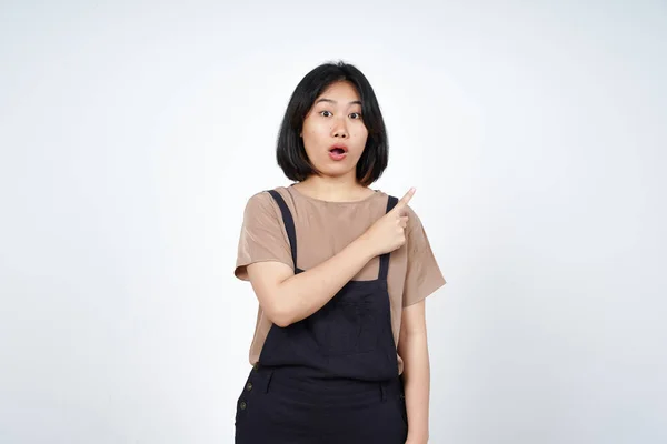 Mostrando Produto Apontando Lado Bela Mulher Asiática Isolada Fundo Branco — Fotografia de Stock
