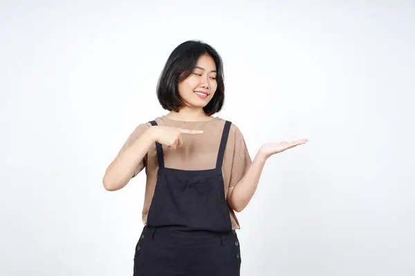 Mostrando Presentando Producto Palma Abierta Hermosa Mujer Asiática Aislada Sobre — Foto de Stock
