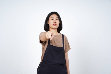 Beyaz arka planda izole edilmiş güzel Asyalı kadına kızgın ve işaret ediyor.