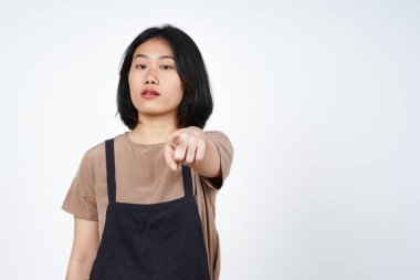 Beyaz arka planda izole edilmiş güzel Asyalı kadına kızgın ve işaret ediyor.