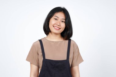 Gülümse ve beyaz arka planda izole edilmiş güzel Asyalı kadının kamerasına bak.