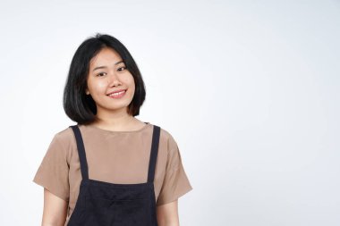 Gülümse ve beyaz arka planda izole edilmiş güzel Asyalı kadının kamerasına bak.