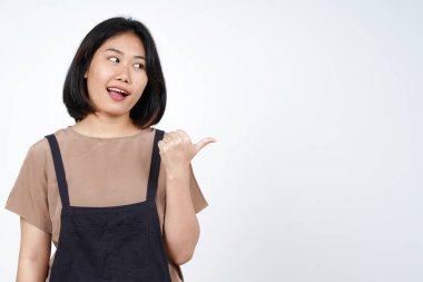 Sunan ve Gösteren Yan Ürünler Beyazın Üzerinde İzole Edilmiş Güzel Asyalı Kadın Başparmağını Kullanıyor