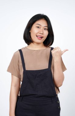 Sunan ve Gösteren Yan Ürünler Beyazın Üzerinde İzole Edilmiş Güzel Asyalı Kadın Başparmağını Kullanıyor