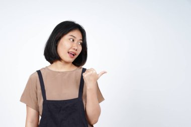 Sunan ve Gösteren Yan Ürünler Beyazın Üzerinde İzole Edilmiş Güzel Asyalı Kadın Başparmağını Kullanıyor