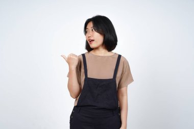 Sunan ve Gösteren Yan Ürünler Beyazın Üzerinde İzole Edilmiş Güzel Asyalı Kadın Başparmağını Kullanıyor