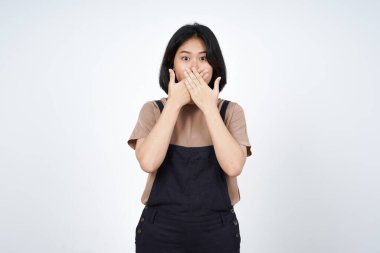 Beyaz arka planda izole edilmiş güzel Asyalı kadının şok olmuş yüz ifadesiyle Ağız Kaplama