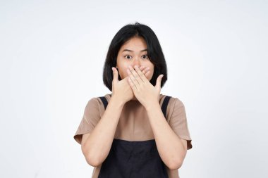 Beyaz arka planda izole edilmiş güzel Asyalı kadının şok olmuş yüz ifadesiyle Ağız Kaplama