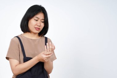 Beyaz arka planda tecrit edilmiş güzel bir Asyalı kadının ellerinde acı çekiyor.