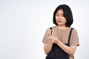 Beyaz arka planda tecrit edilmiş güzel bir Asyalı kadının ellerinde acı çekiyor.