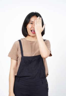 Beyaz arka planda izole edilmiş güzel Asyalı kadının gülümse ve yüzünü ört.