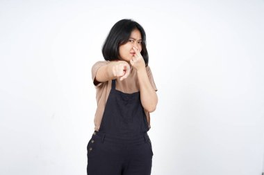 Beyaz arka planda yalnız bırakılmış pis kokulu ve iğrenç bir Asyalı kadın kokusu alıyorum.