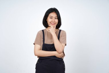 Gülümse ve beyaz arka planda izole edilmiş güzel Asyalı kadının kamerasına bak.