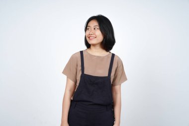 Gülümse ve beyaz arka planda tecrit edilmiş güzel Asyalı kadına bak.