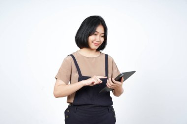 Beyaz arka planda tecrit edilmiş Güzel Asyalı Kadın Tableti Tutma ve Kullanma