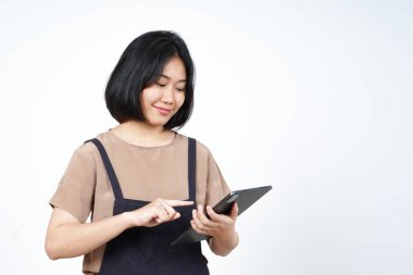 Beyaz arka planda tecrit edilmiş Güzel Asyalı Kadın Tableti Tutma ve Kullanma