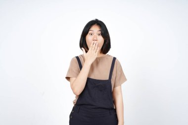 Beyaz arka planda izole edilmiş Güzel Asyalı Kadın Ağzı ve Şoku