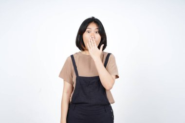 Beyaz arka planda izole edilmiş Güzel Asyalı Kadın Ağzı ve Şoku