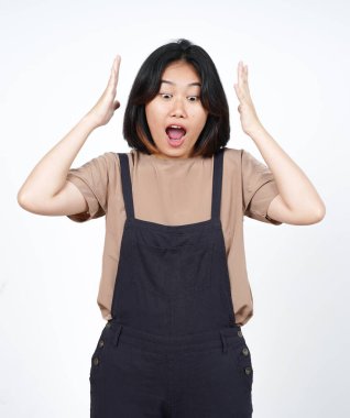 Beyaz arka planda izole edilmiş güzel Asyalı kadının şok olmuş yüz ifadesi.