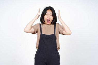 Beyaz arka planda izole edilmiş güzel Asyalı kadının şok olmuş yüz ifadesi.